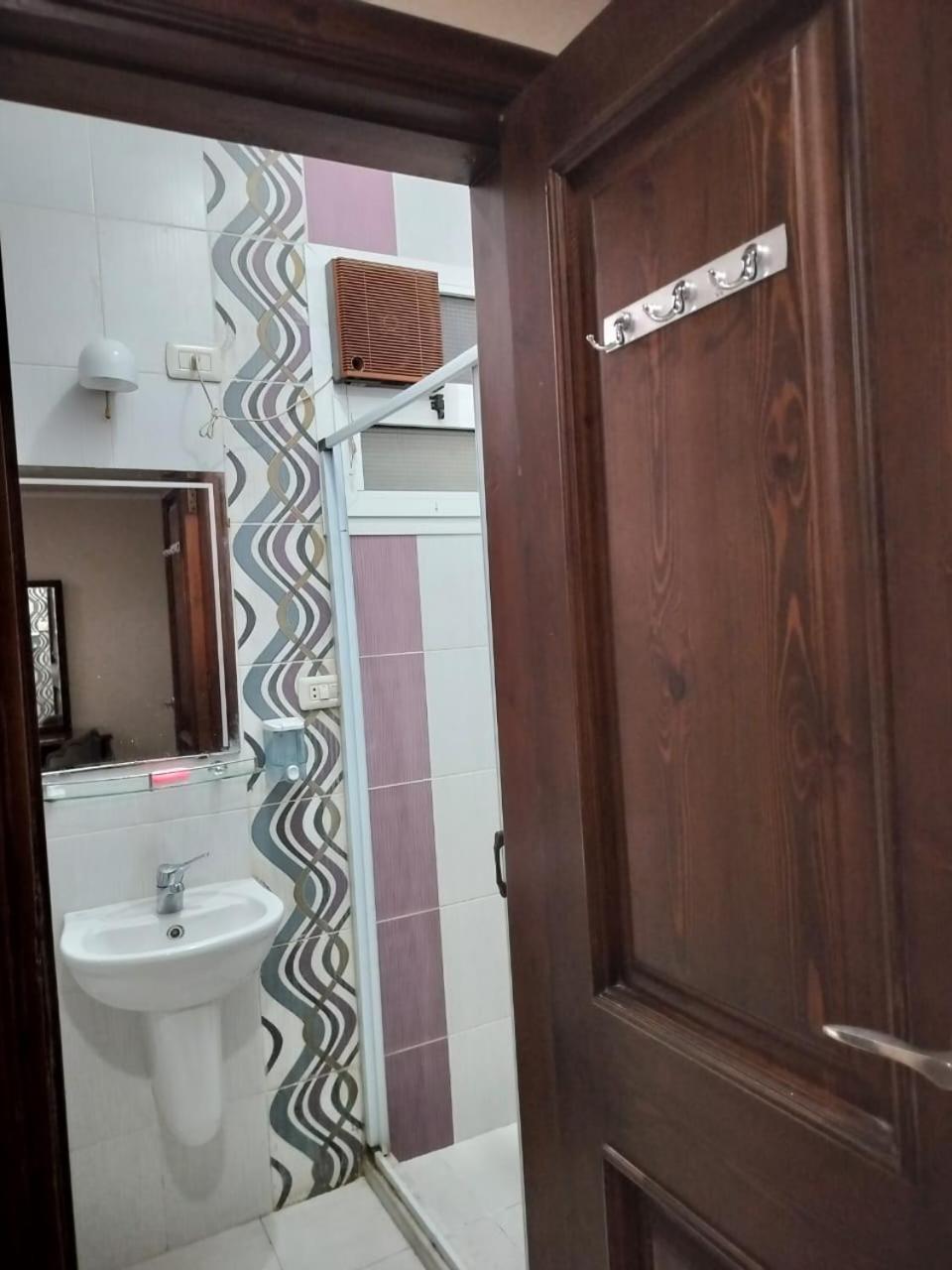 Three Bedrooms In * קהיר