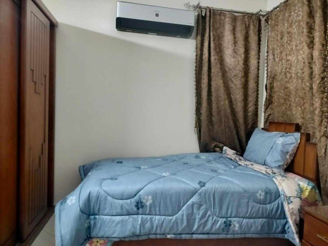 Three Bedrooms In דירה